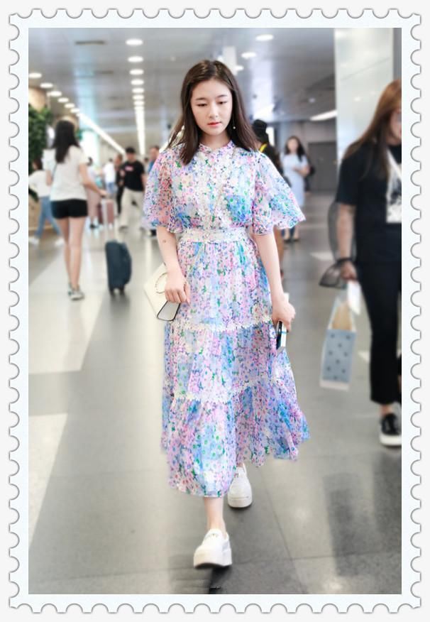 谁说关晓彤像大妈？同穿印花裙，明明是18岁的李兰迪更显老气！