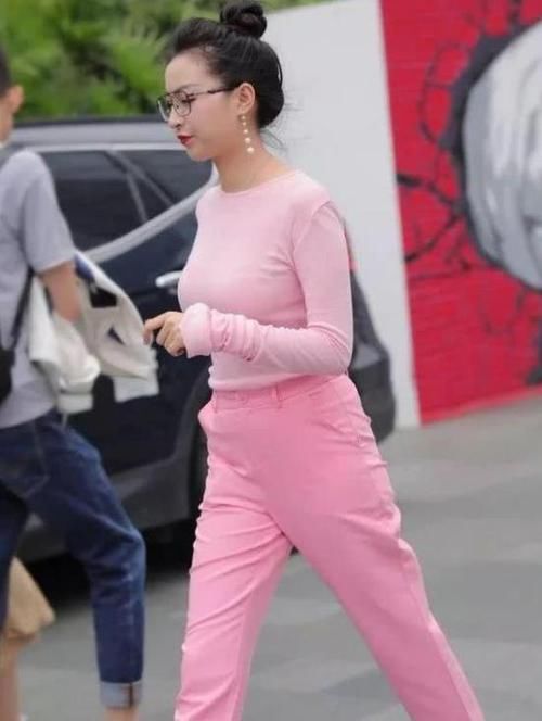 小姐姐■潮范儿女神来了,街拍:面带笑容的小姐姐,一件格子上衣配黑色短裤,时尚魅力气质