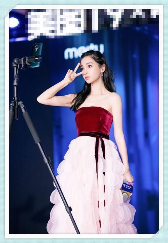 马伊琍不得了!42岁穿抹胸裙比29岁baby还性感,网友:彻底服气!