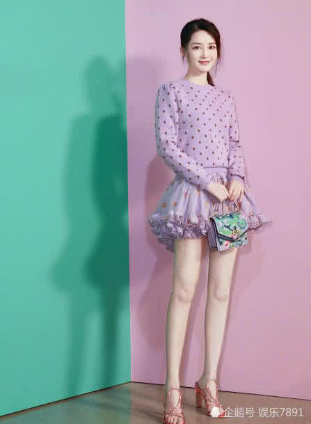 李沁穿的裙子太短，只盖住腿部大约15cm，网友：伸个懒腰试试