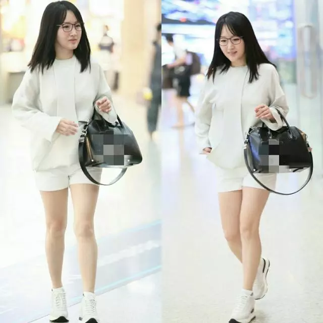 杨钰莹真有勇气,穿这么短的短裤出门,47岁走清新风依旧不油腻