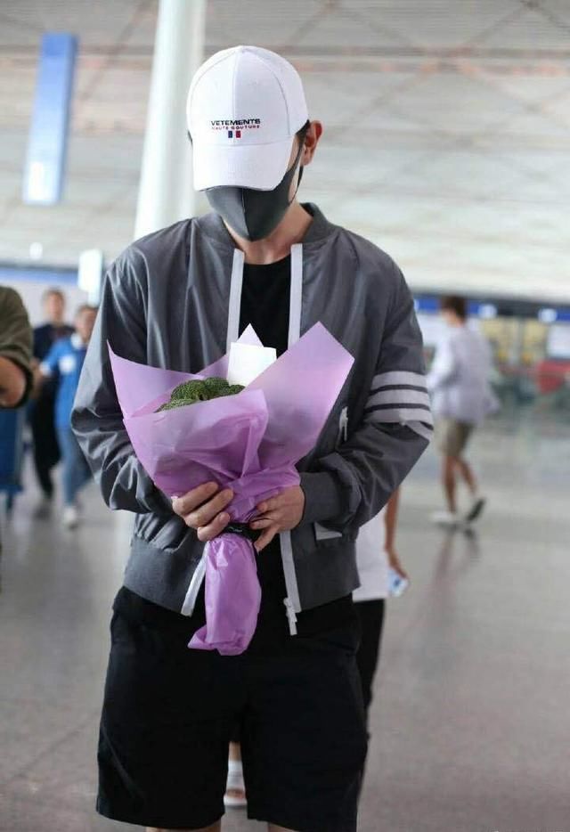 邓伦厉害了，穿短裤捧颗西兰花去机场，这礼物送得也太随意了吧！