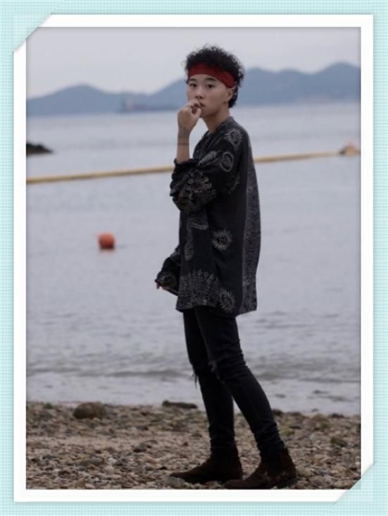 窦靖童再现机场，终于把茶缸抛弃了，可一个转身我发现我错了!