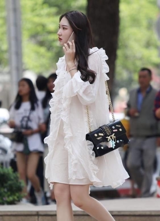  『格子』街拍：穿搭一身粉色格子的美女抢镜，给人一种干净的美