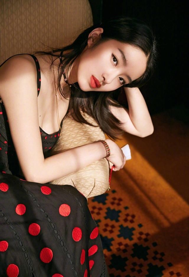 《芳华》女主杨采钰现在越来越会穿了，整个的衣品特有气场