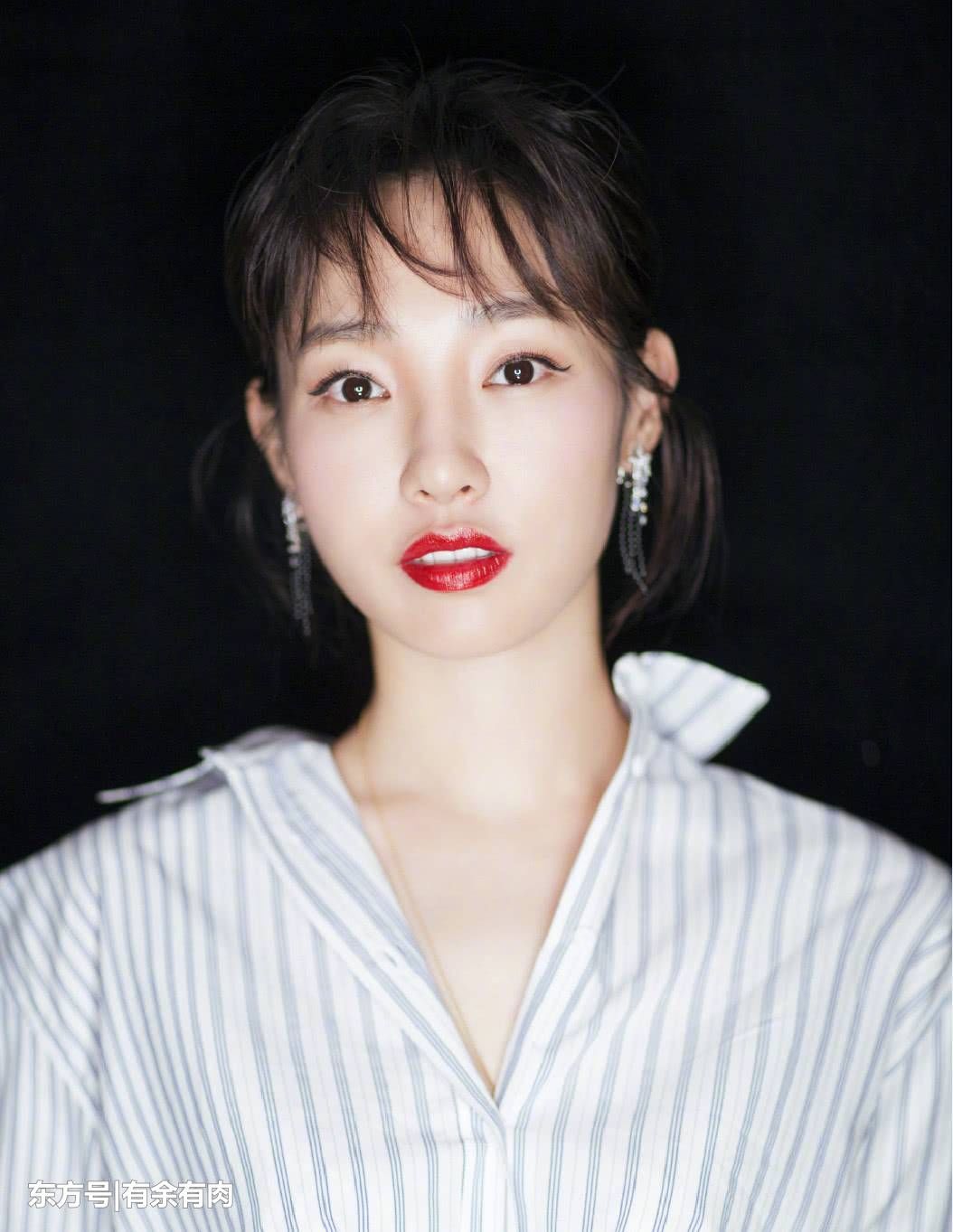 白百何胖的水蛇腰变水桶腰，大长腿小胖手瞩目，越发有韵味!