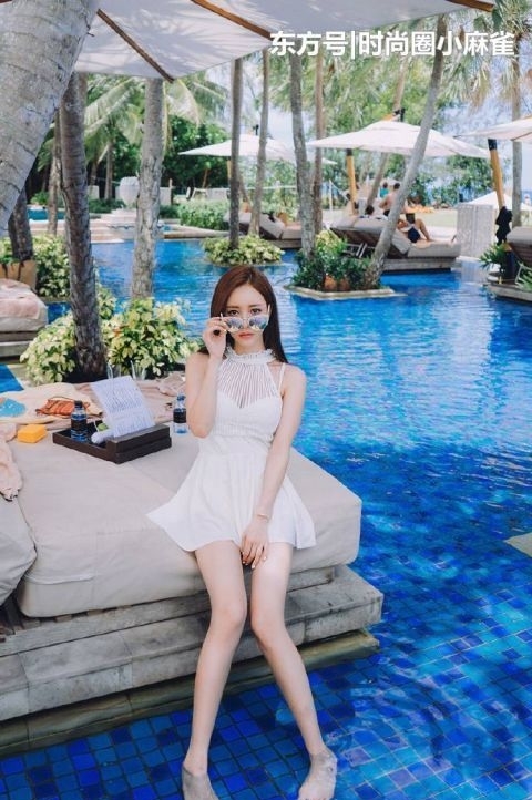 「纤瘦」街拍美女:身材纤瘦的小姐姐,一身白色紧身裙,时尚又亮眼!