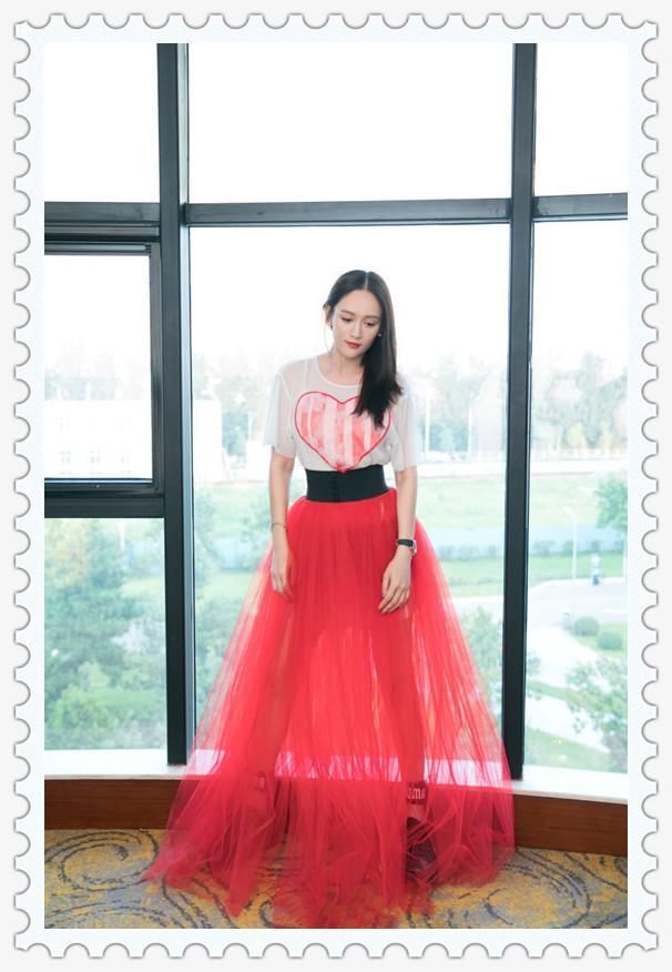 陈乔恩胆真大!为秀腿直接披层轻纱当裙子，网友:唐嫣根本没法比