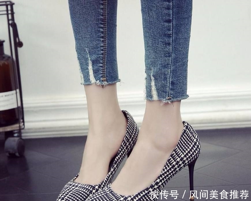 「女人味」性感高跟鞋露出纤细的大长腿,简简单单透露女人味