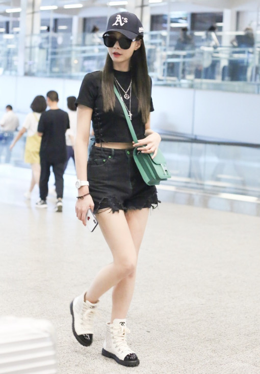 沈梦辰清凉现身 大方秀出小蛮腰 网友调侃：热裤穿出“大裤衩”既