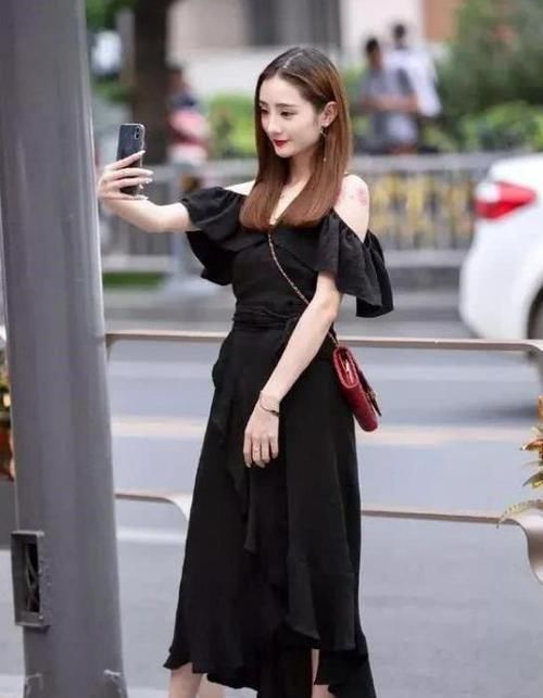  『气质』街拍：姿色天然的美女，一条黑色的连衣裙，美丽大方气质
