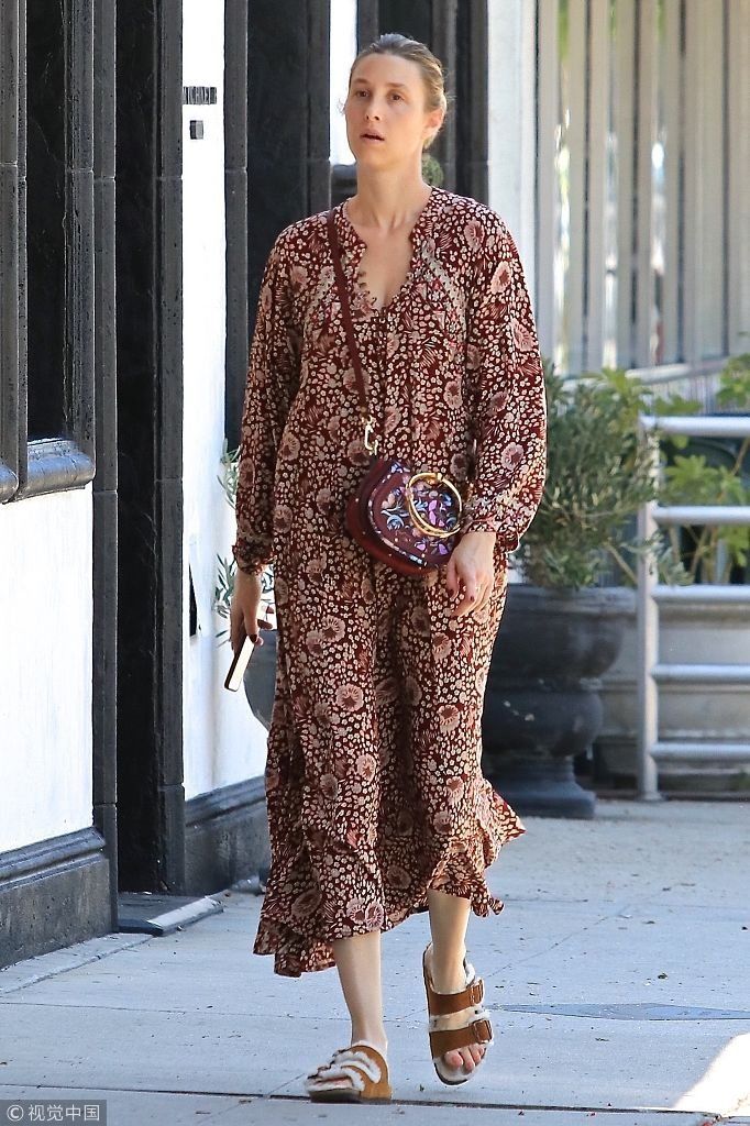 惠特妮素颜出街容貌姣好御姐范十足  碎花连衣裙搭配迷你包包玩复