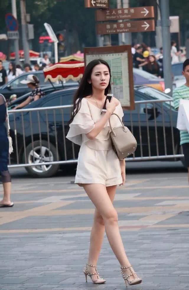  「宽松」街拍：长发垂肩的小姐姐，身穿深蓝色连衣裙，清新靓丽