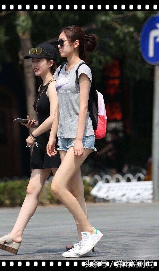 成都街拍:T恤短裤骨感型美女or超短裙丰满型美女 你喜欢谁?