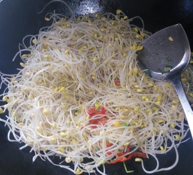  「豆芽的时」清炒豆芽时，到底要不要焯水？半数人做错，难怪豆芽不脆还难吃