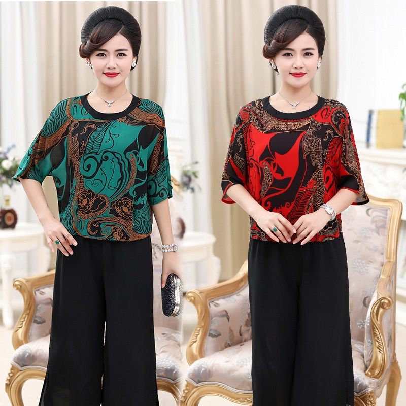 女人过了50岁，千万别穿太老气!瞧瞧下面女人穿的啥，真的很美