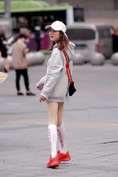 清纯可人的气质小姐姐,宽松卫衣巧搭超短裤大秀火辣美腿,可这就