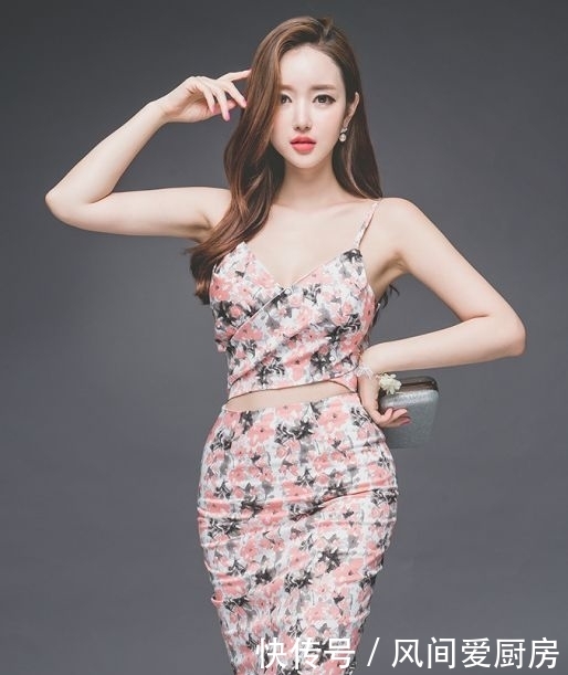  「尽显」五官精致的紧身裙美女，身材曼妙，尽显女神的甜美感！