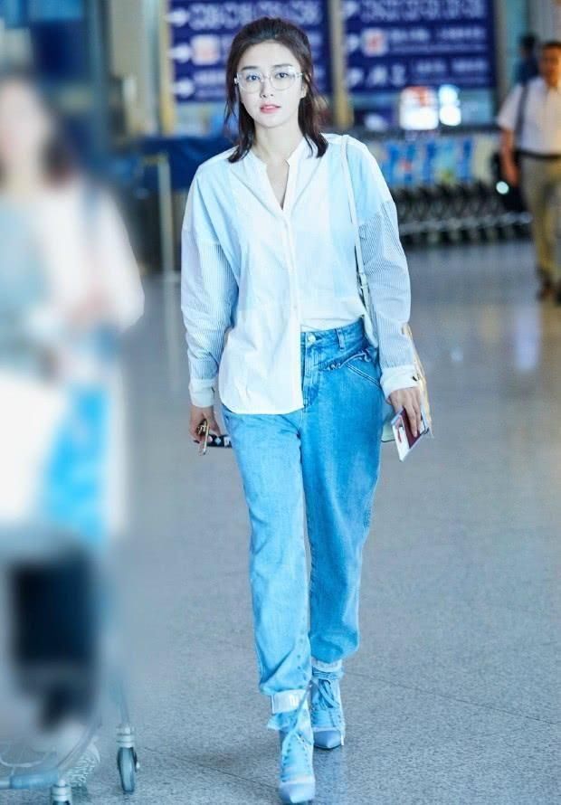 要不是靠着自己腿长的优势,秦岚穿这阔腿裤怕是要丑哭得节奏吧!