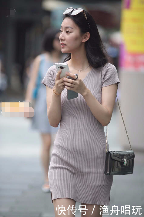 小姐姐长裙显优雅气质，青春活力