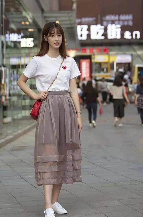  [穿搭]街拍：小姐姐笑容甜美，腰间打结的白色上衣搭配小花裙，清新文雅