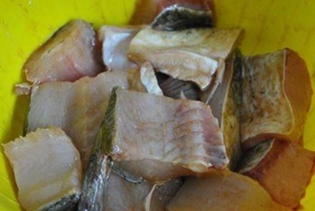  「淀粉」炸鱼时，到底是用面糊还是淀粉？很多人弄错，怪不得不够酥脆