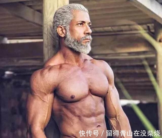  #健身房#50岁大叔人鱼线太明显，每一幅照片都是一张大片