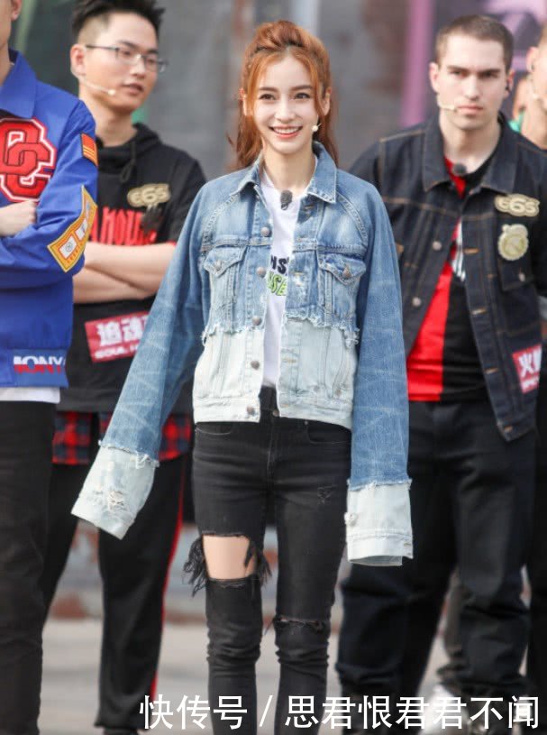 杨颖为了时尚太拼了,在裤子上挖了一个洞,瞬间得出“竹竿腿”!