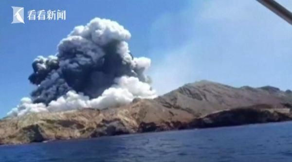 旅游胜地火山爆发 前一秒数十名游客围在火山口