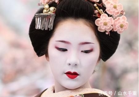 「惨白」公开日本艺伎化妆过程,难怪她们的脸是那么惨白,真的不容易