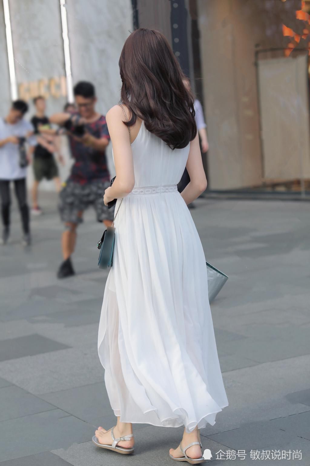  不服@30岁就是老女人了？她可不服，一袭白裙证明谁才是女神