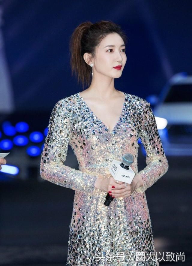 江疏影和迪丽热巴，同穿亮面连衣裙，事业线or大长腿哪个更吸睛？