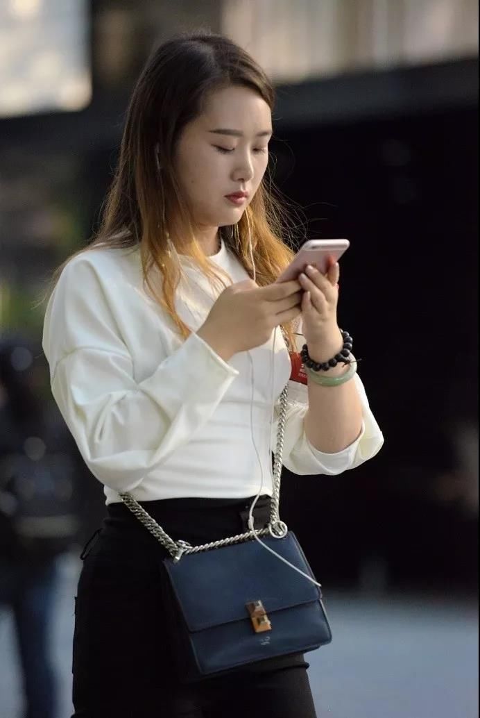 街拍：素颜出行，体态丰满，穿黑裤的翘臀性感美女