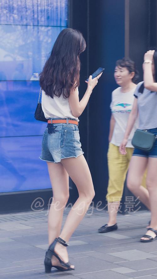 街拍:穿牛仔短裤的长腿姑娘,长相美,气质佳,人品更是好