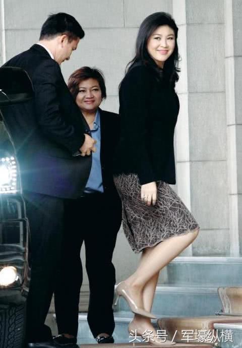 51岁的英拉风韵犹存：图三黑色丝袜凸显小腿光滑细嫩！