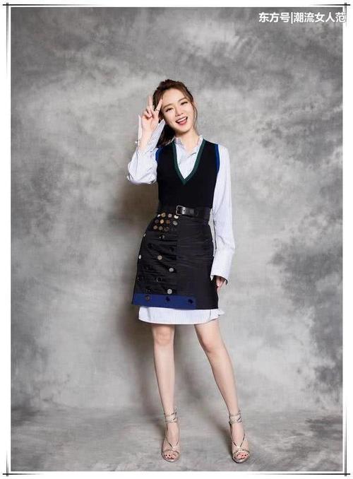 戚薇为博眼球拼了！直接穿成这样走机场，网友：她是没穿裤子吗？