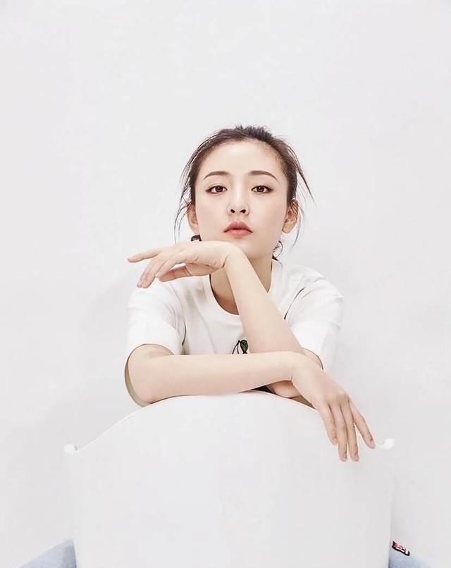  [部电视剧]谁说吴倩掉进爱情大坑里? 女法官造型清新脱俗, 美得不可方物!