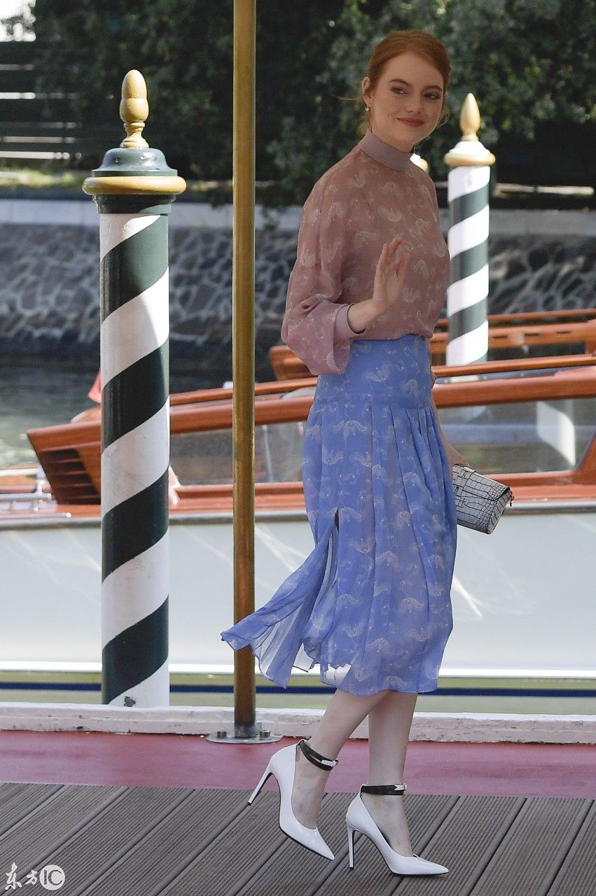 艾玛斯通白色高跟鞋 真的被她吸引到了