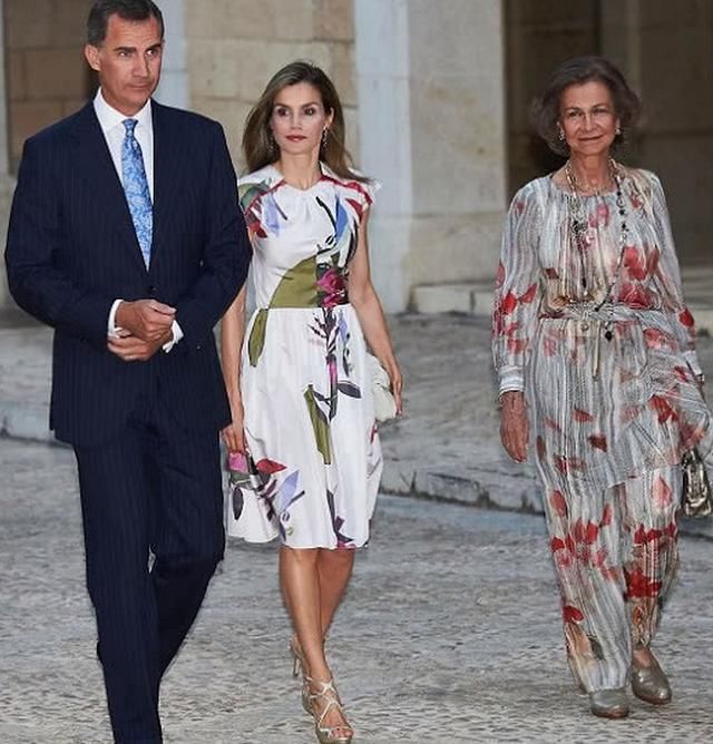 莱蒂齐亚陪婆婆参加晚宴，橙色背心配碎花裙，比凯特王妃更有活力