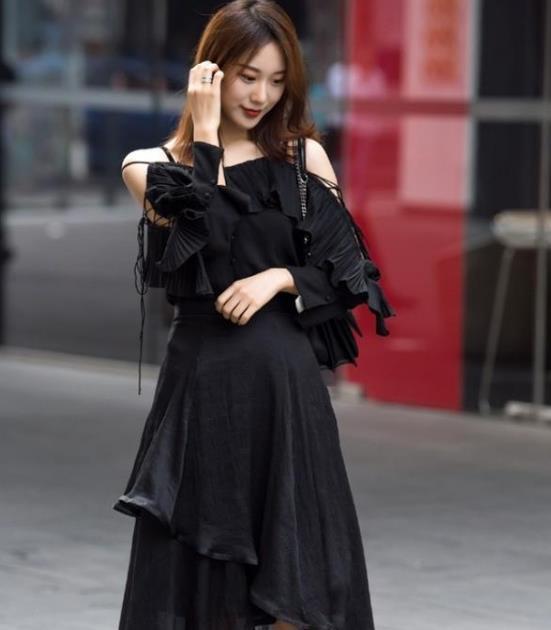  [暗香]街拍暗香袭人的美女，一件黑色背心配牛仔热裤，青春活力气息