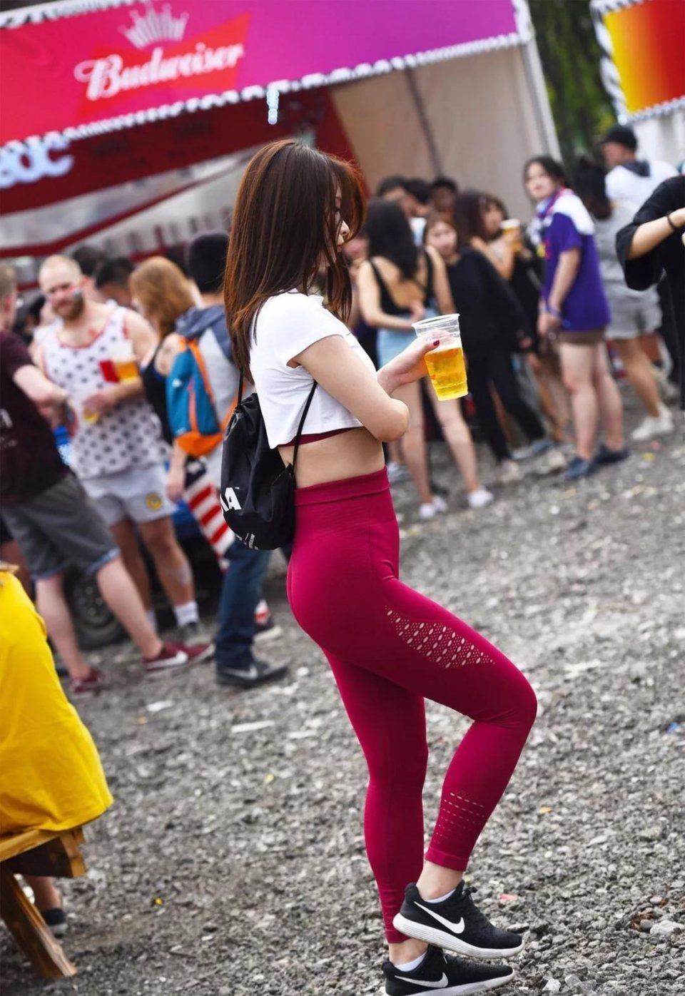 街拍：穿红色紧裤的丰满翘臀的性感美女果然是美女啊