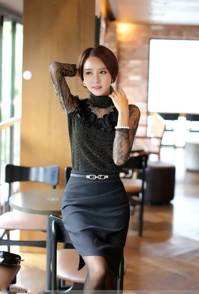 气质小姐姐穿搭性感蕾丝，妩媚的身姿尽显女性娇柔气息，吸睛无数