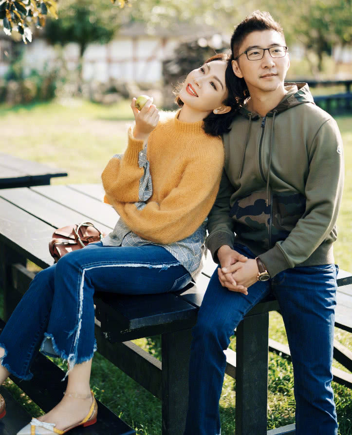 陈数穿牛仔裤减龄，怎么两边缝了“卫生纸”，网友:发型显老!