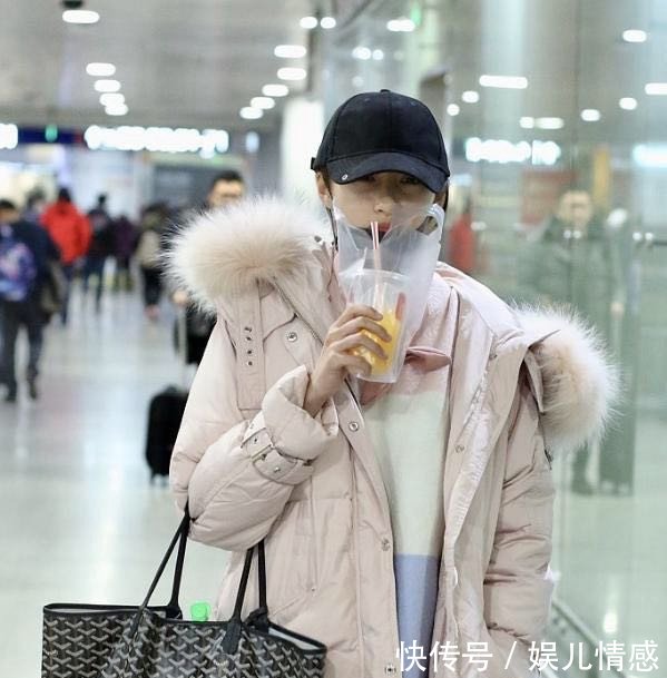 20岁关晓彤与25岁古力娜扎，同穿粉色棉服，差距岂止一个5岁