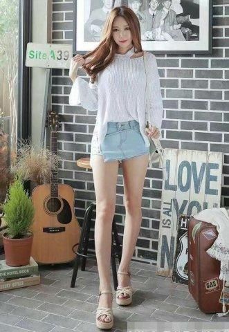 美女穿上牛仔裤，温婉柔美的气质，充满了文艺范