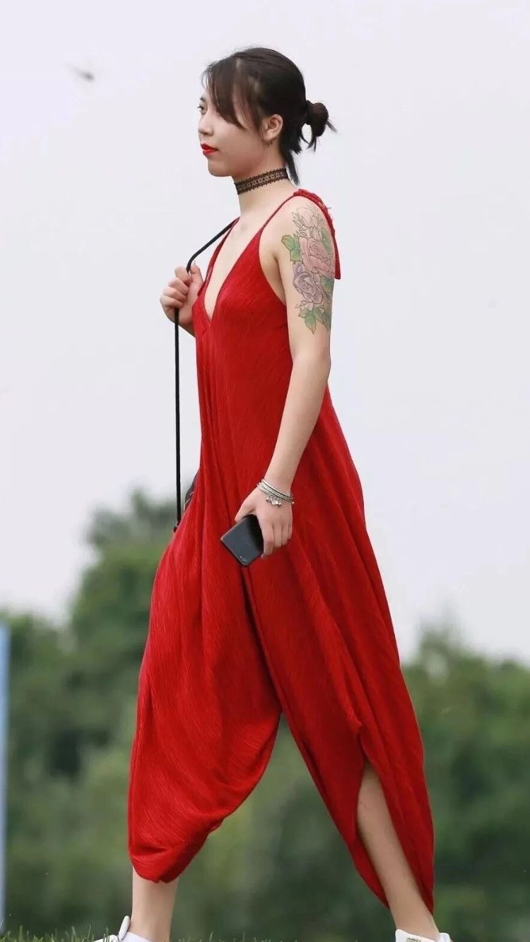 街拍丨不穿bra实在是一种进步，女性何必束缚自己?