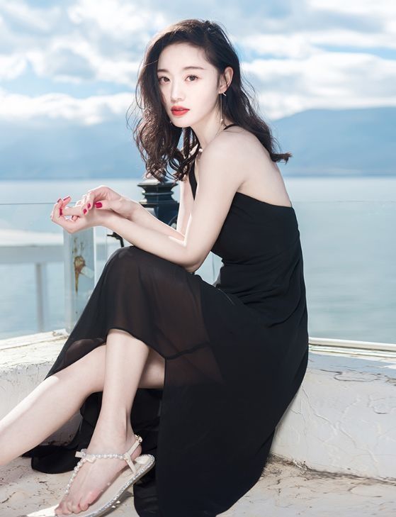 有这大海当背景，拍出的写真能不美？况且模特模样还这么俊