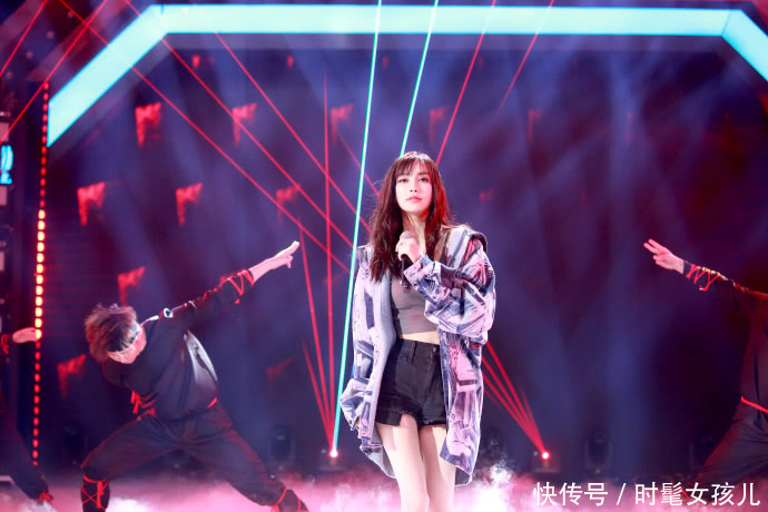 Baby难得穿露脐装，却搭配一件外套藏起来，网友：露一点不要紧！