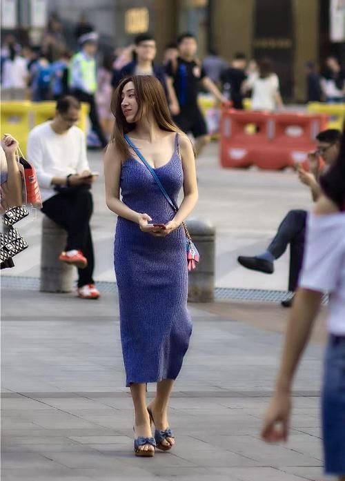 「女人味」路人街拍,小姐姐蓝色西装外套搭配黑色短裤,充满干练的女人味