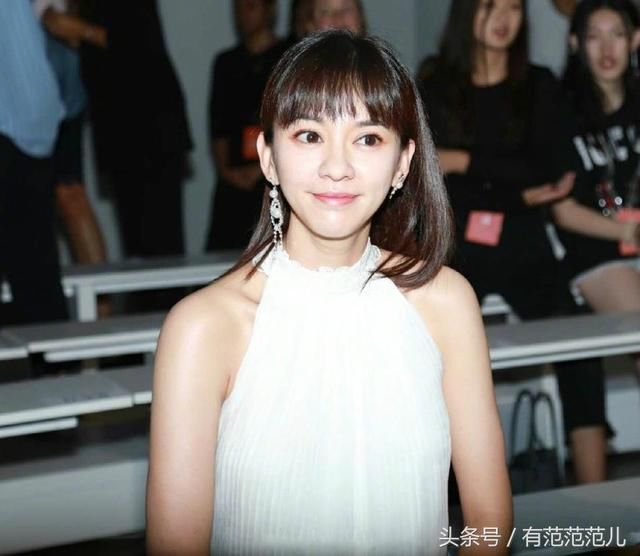 36岁陈意涵怀孕了,还敢脚踩“两根针”看秀,网友:难怪要坐下来